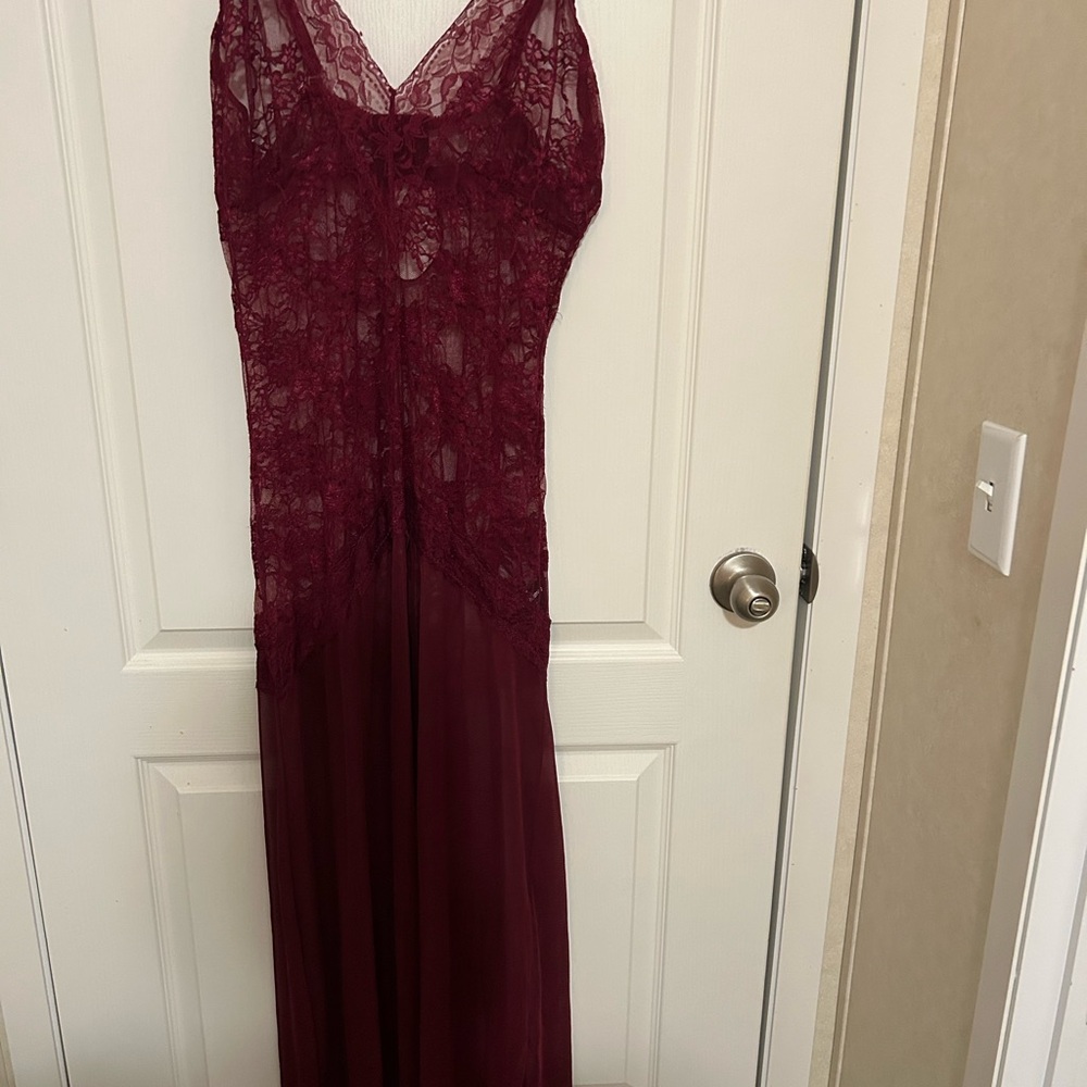 Chic Backless Burgundy Lace Gown